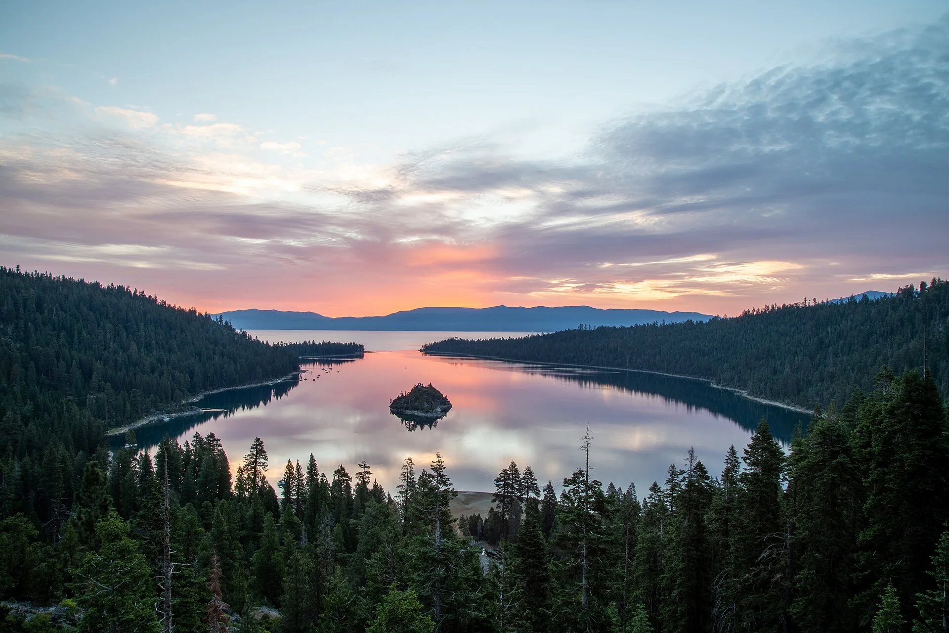 Emerald Bay al atardecer con la pequeña isla Fannette en el centro y bosques de pinos alrededor