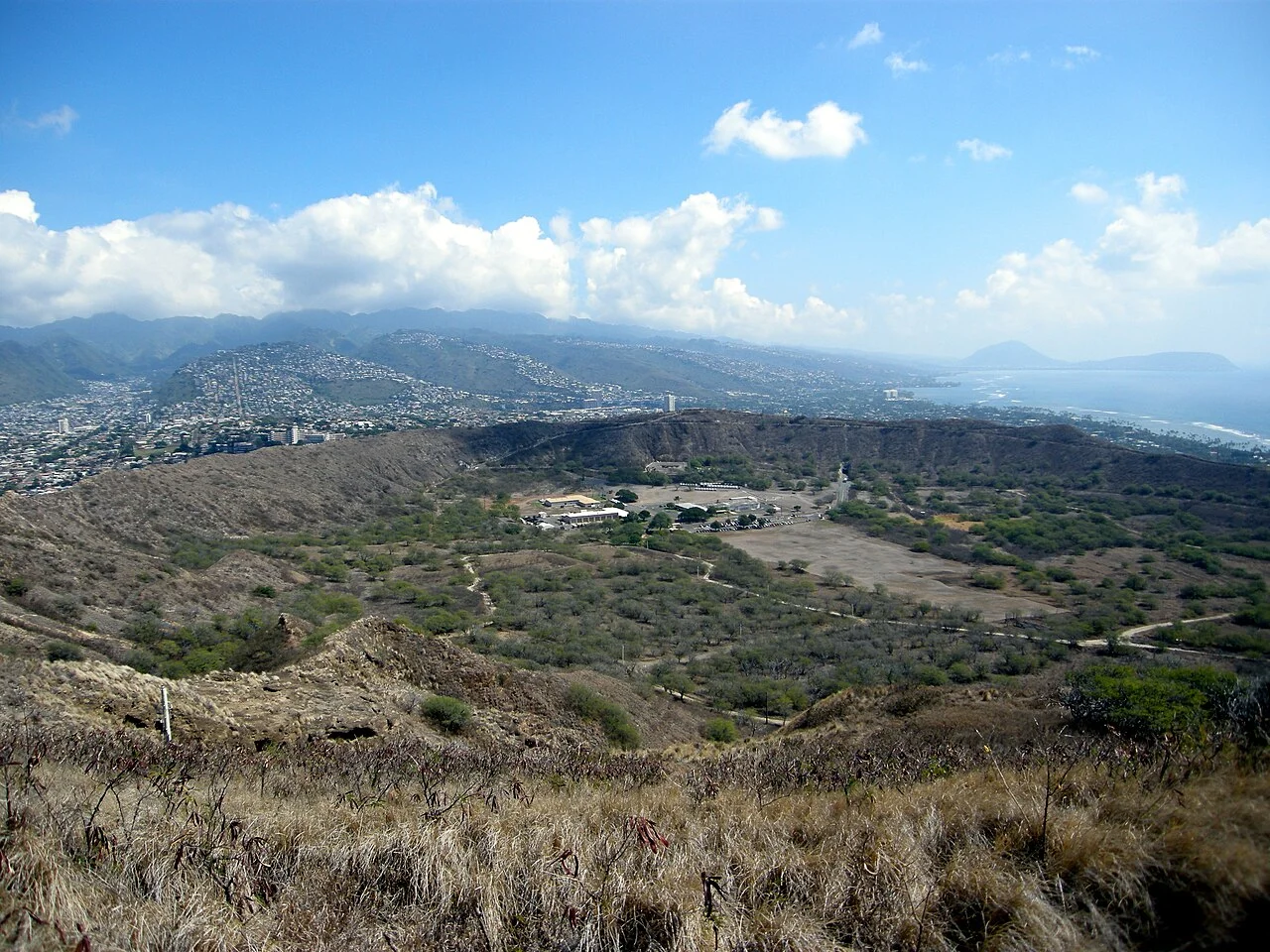 Interior del cráter de Diamond Head visto desde el sendero, con Honolulu y las montañas al fondo