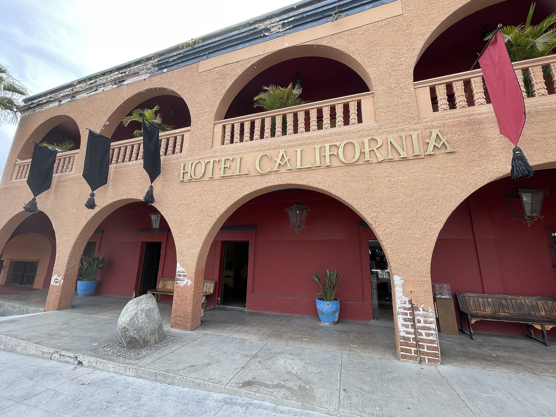Fachada de arcos color terracota del Hotel California en Todos Santos