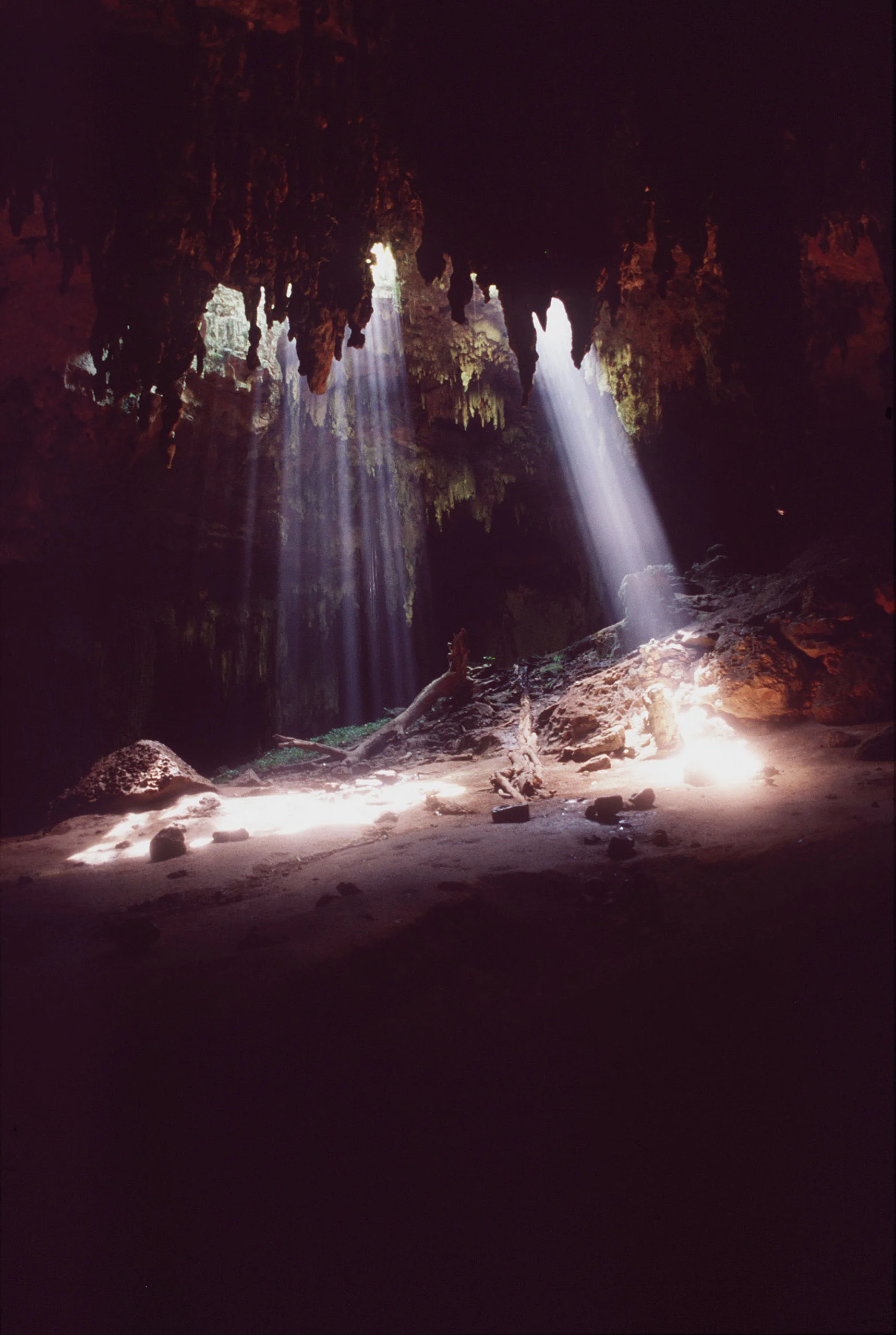 Haz de luz que entra por la bóveda de las Grutas de Loltún, en la región Puuc