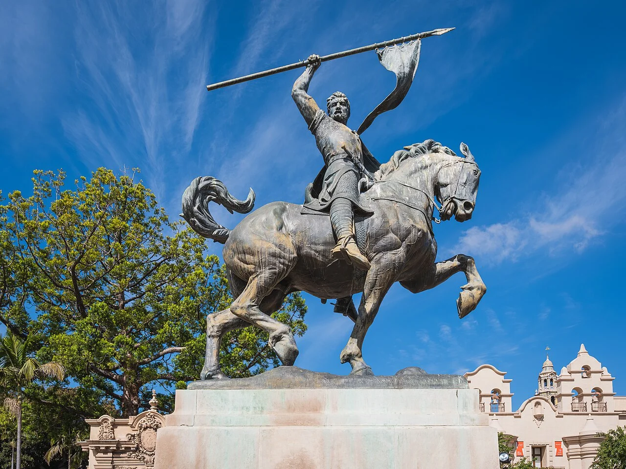 Estatua ecuestre del Cid Campeador en Balboa Park, con edificios de estilo colonial español al fondo