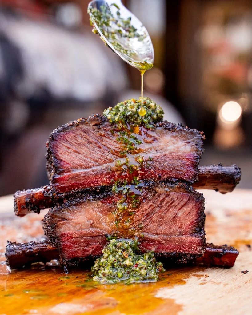 Costillas de res ahumadas al estilo texano servidas en una charola en Austin