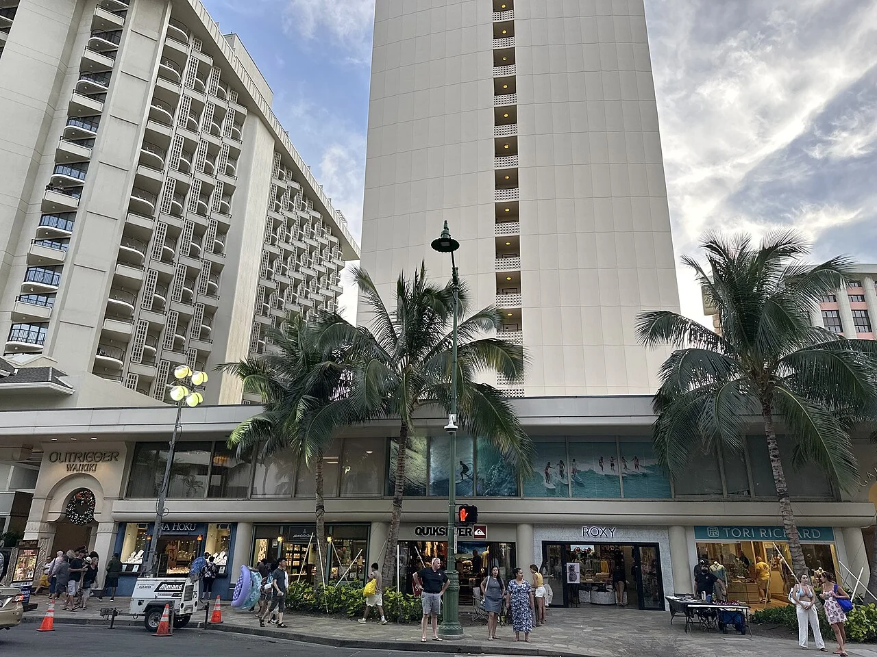 Torres hoteleras, tiendas y palmeras sobre la avenida Kalākaua en Waikiki