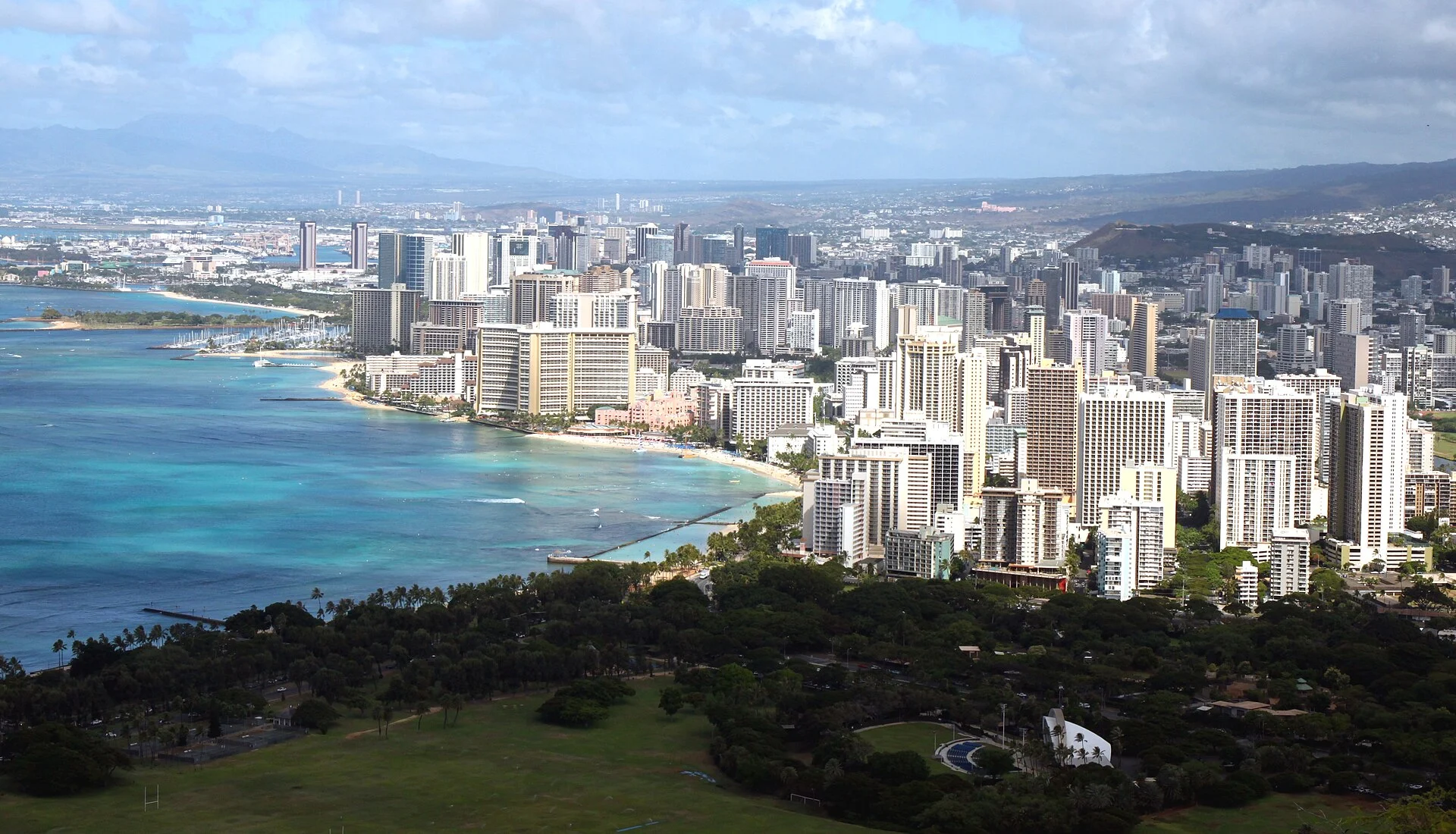 Panorámica de Waikiki y el centro de Honolulu con sus torres junto al mar turquesa