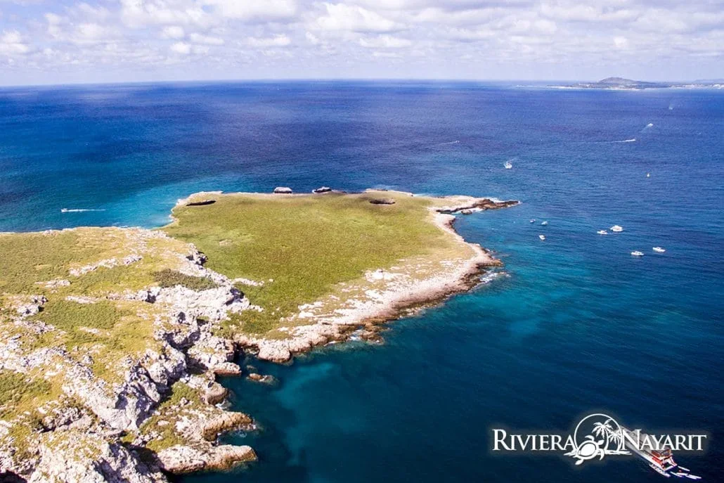 Vista aérea de las Islas Marietas, parque nacional frente a Punta de Mita, rodeadas de mar azul