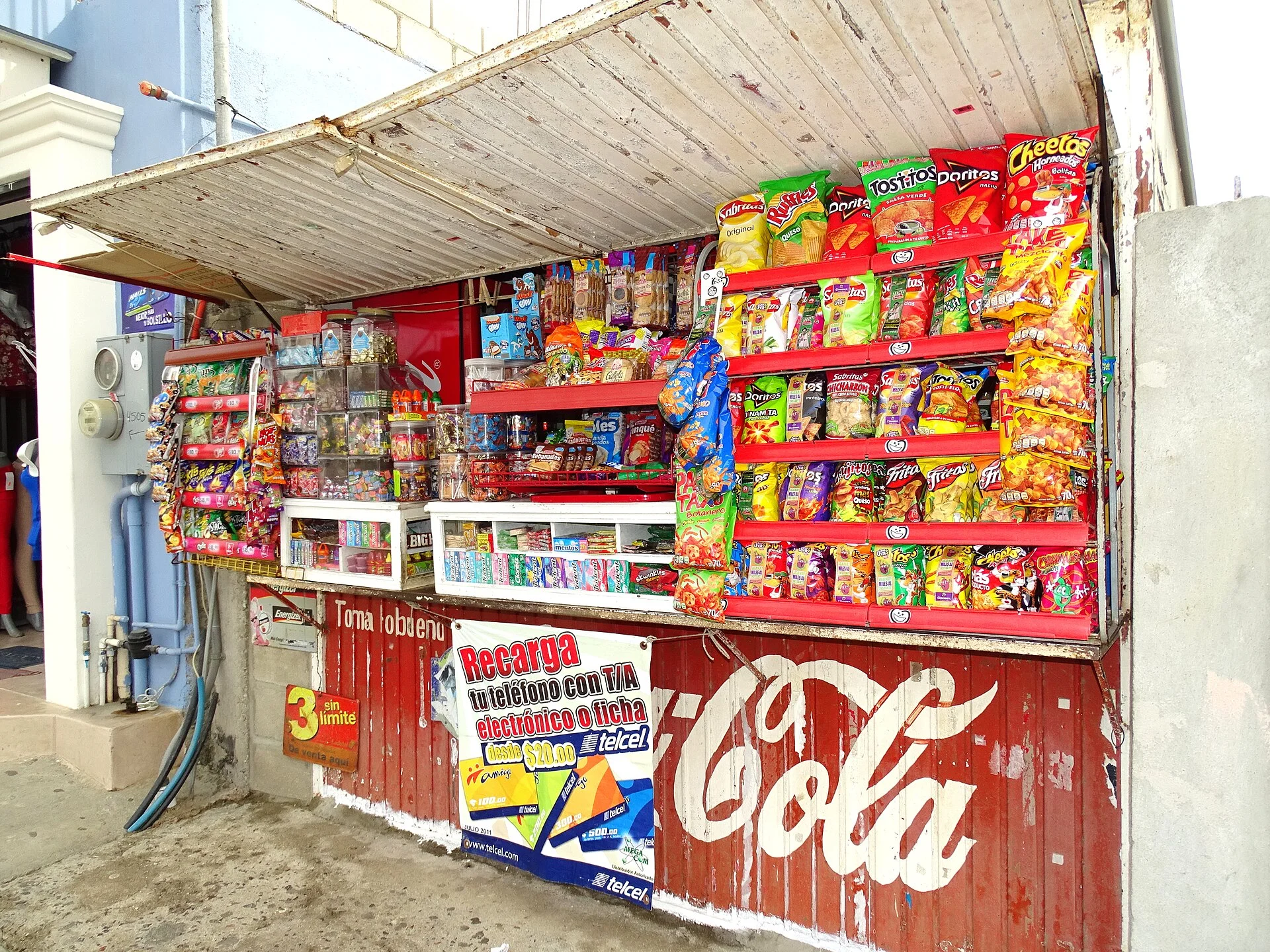 Puesto de botanas y refrescos en una esquina de Todos Santos