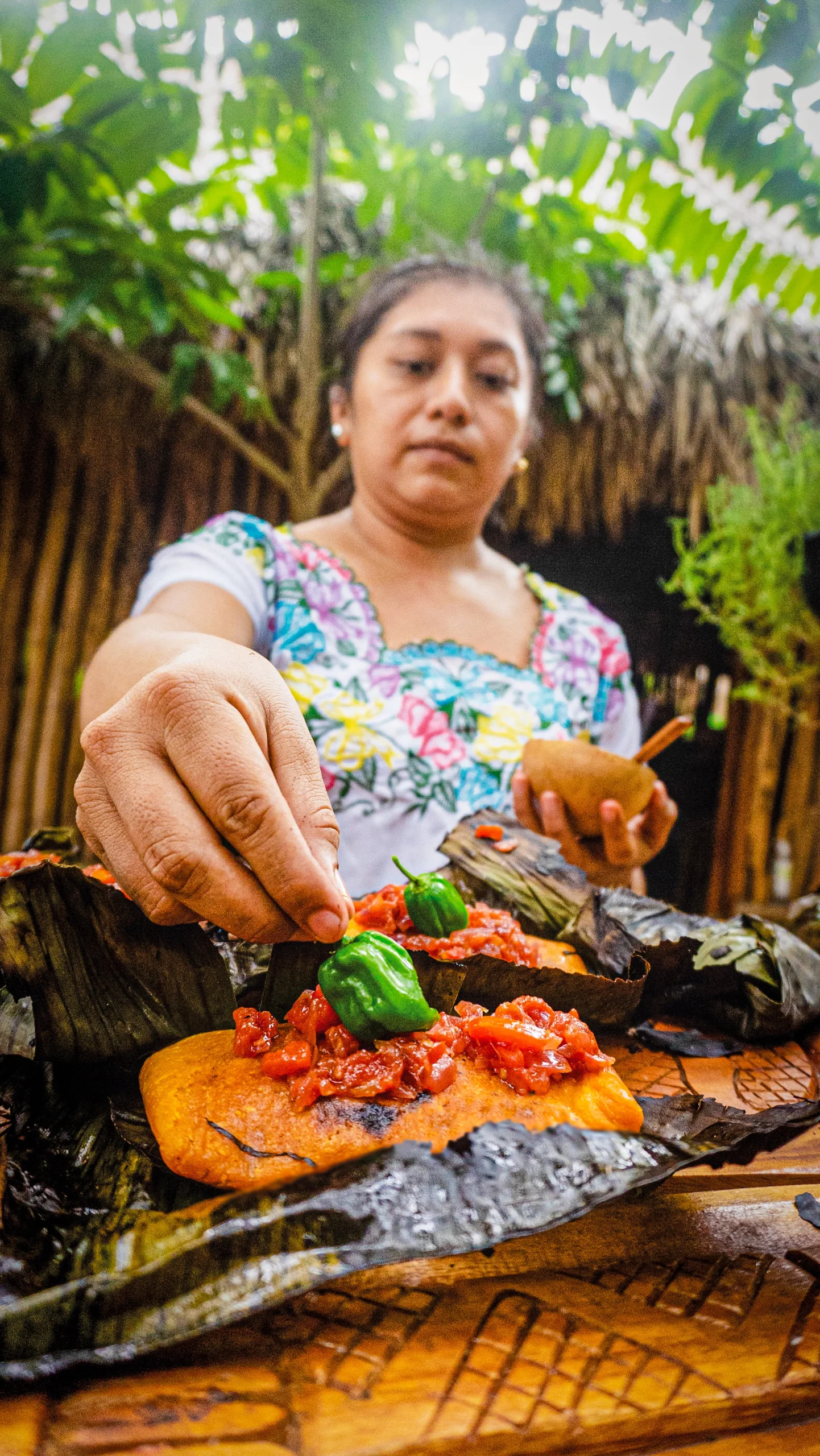 Preparación tradicional de comida maya en una cocina de Yucatán