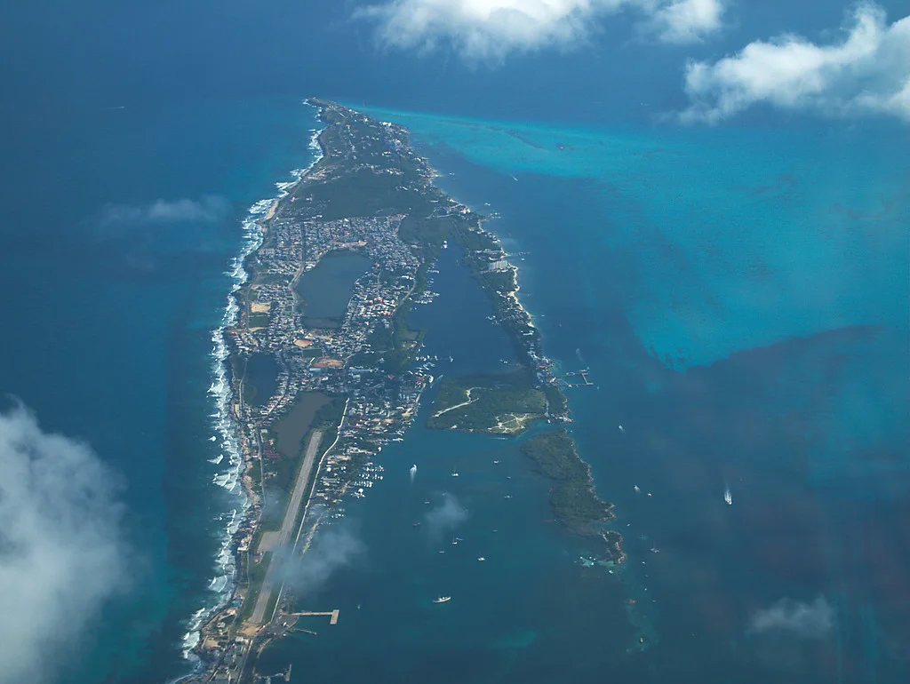 Vista aérea de Isla Mujeres con su pista de aterrizaje, lagunas interiores y aguas turquesa