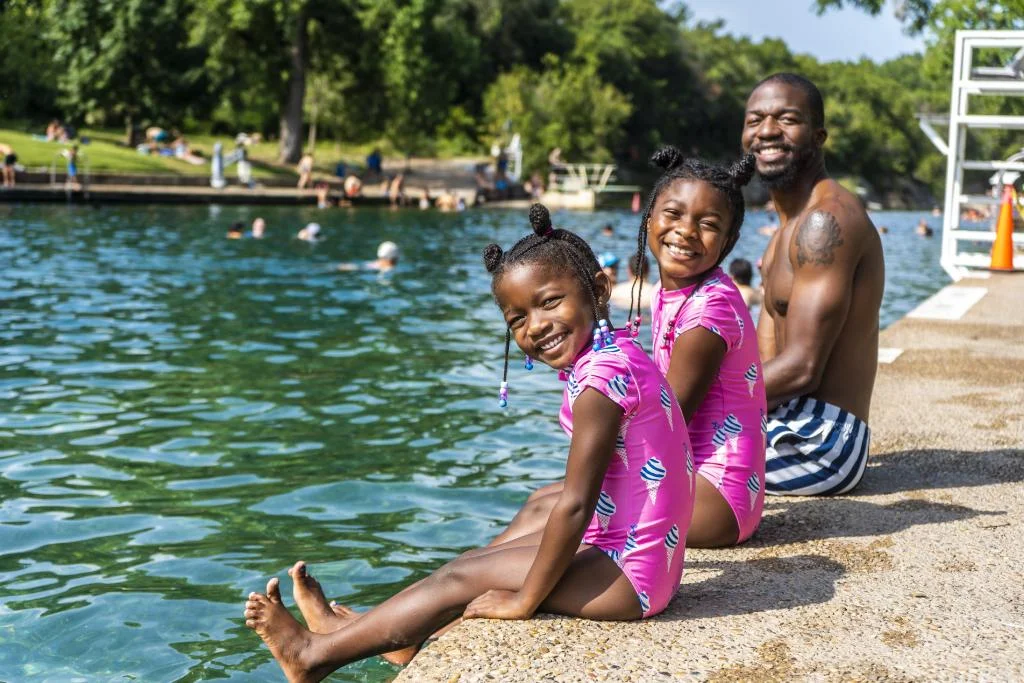Familia disfrutando de la alberca natural de Barton Springs en Austin