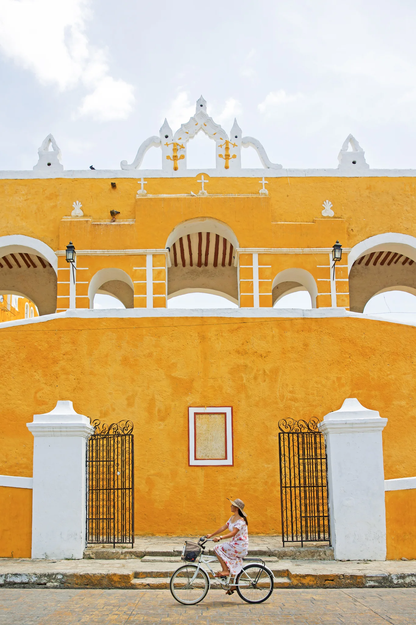 Calles con fachadas amarillas en Izamal, Pueblo Mágico de Yucatán