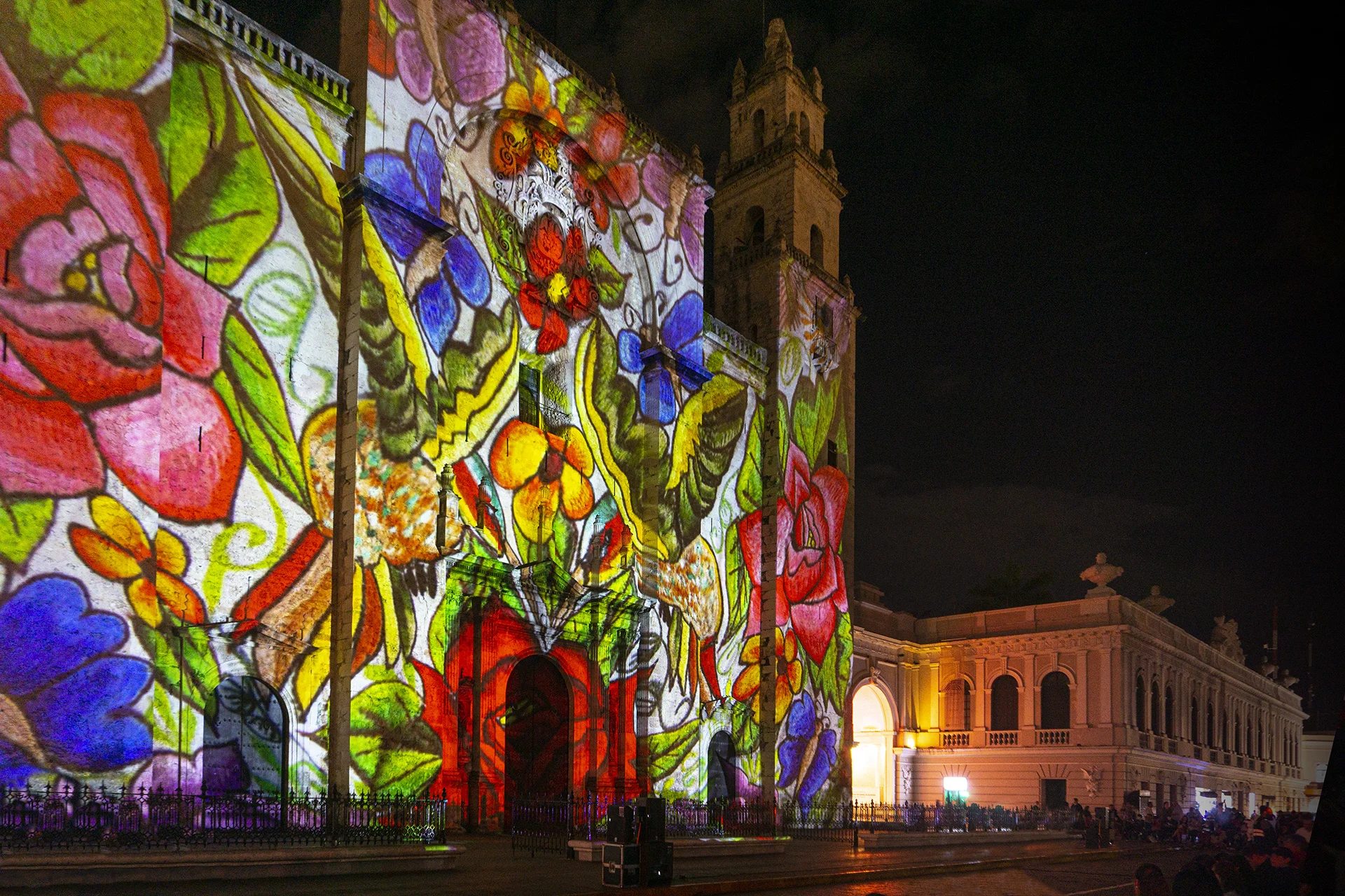 Proyección de video mapping sobre la fachada de la Catedral de Mérida por la noche