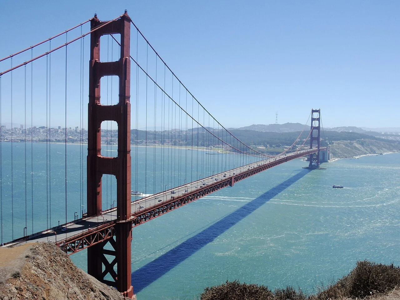 Vista elevada del Golden Gate desde los acantilados de Marin con la ciudad al fondo