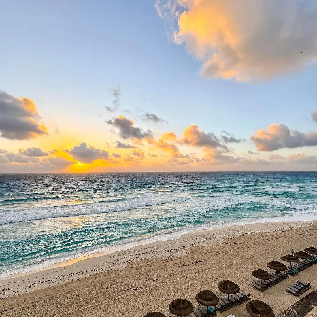Amanecer sobre el mar Caribe visto desde un hotel frente a la playa en la Zona Hotelera de Cancún