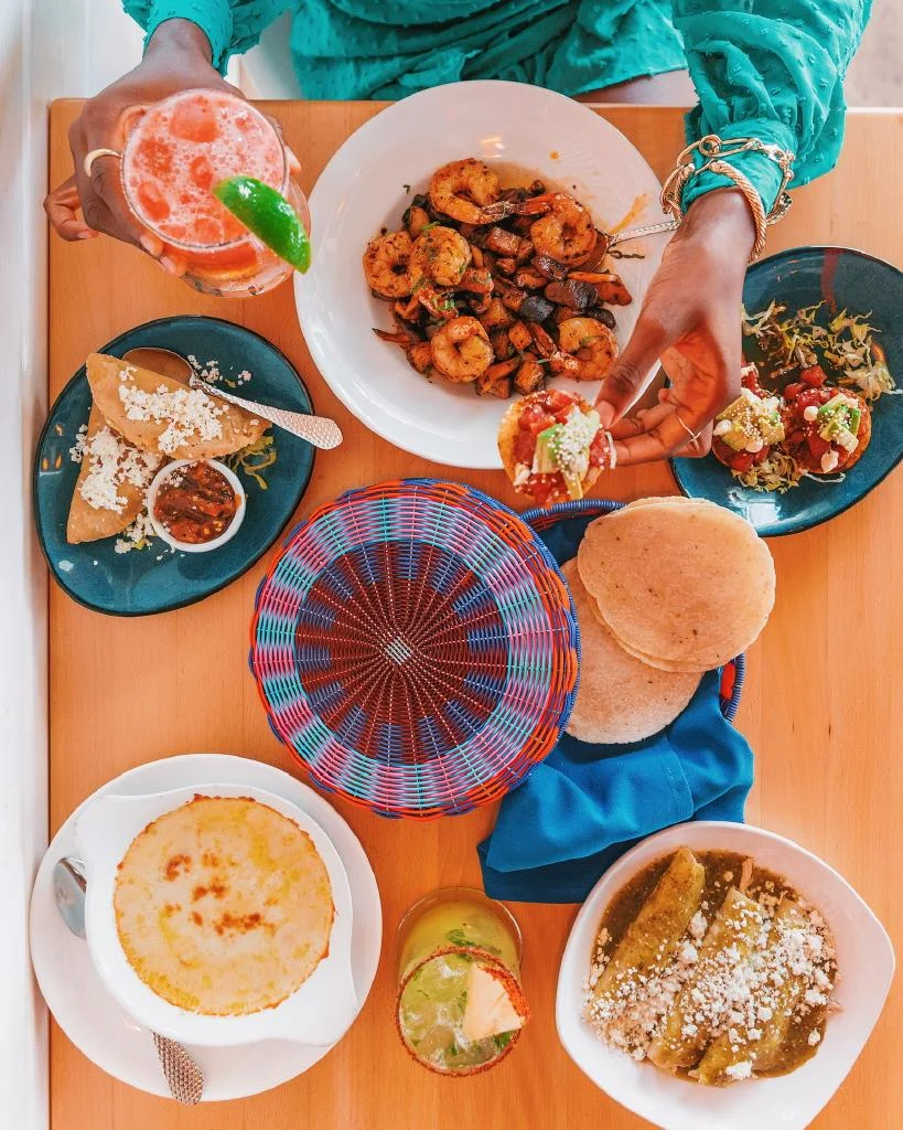 Platillos de cocina tradicional mexicana servidos en un restaurante de Austin