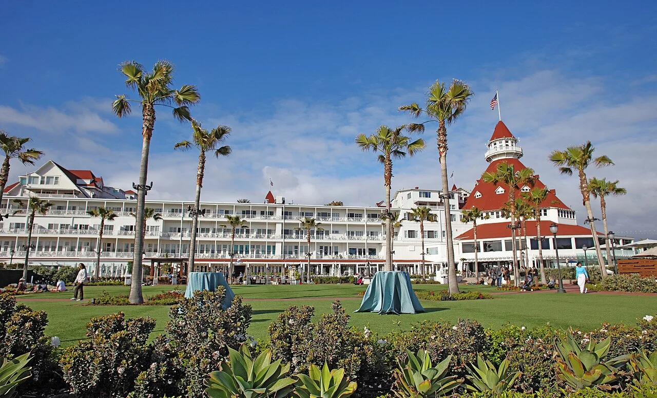 Hotel del Coronado con sus techos rojos, jardines y palmeras junto a la playa de Coronado