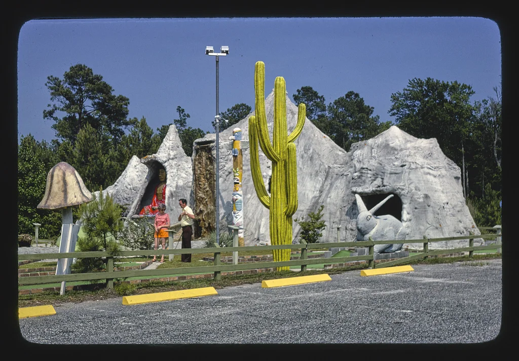 Foto antigua de un minigolf con un cactus gigante y rocas falsas en forma de cueva en Myrtle Beach