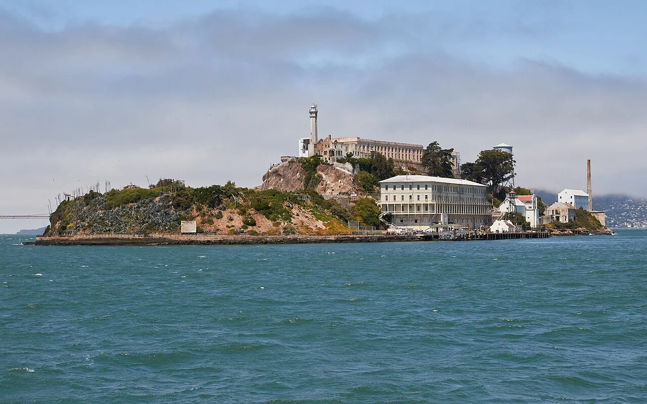 Isla de Alcatraz con su faro y los edificios de la antigua prisión en medio de la bahía