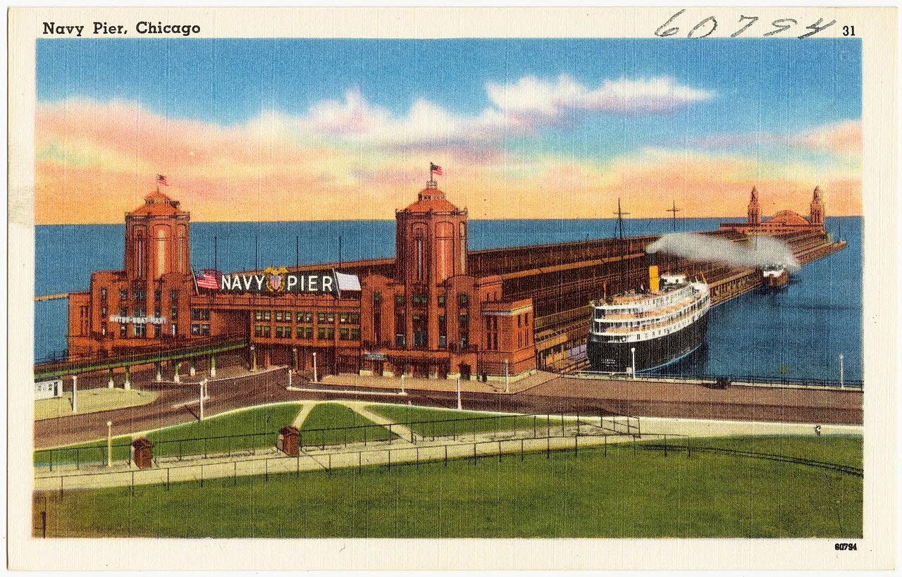 Postal antigua ilustrada del Navy Pier de Chicago con un barco de vapor atracado junto al muelle