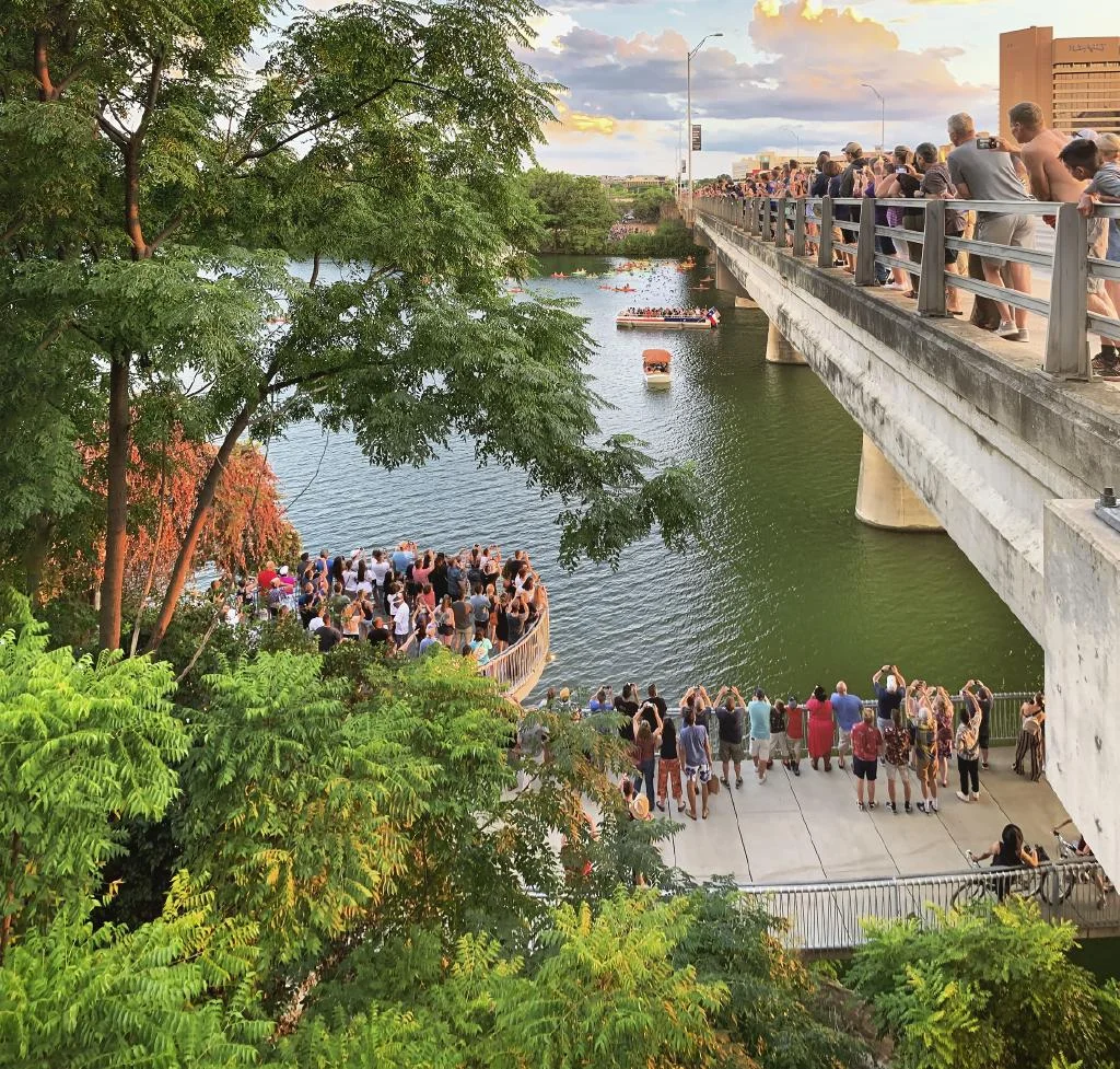 Vista del puente de Congress Avenue sobre Lady Bird Lake en Austin