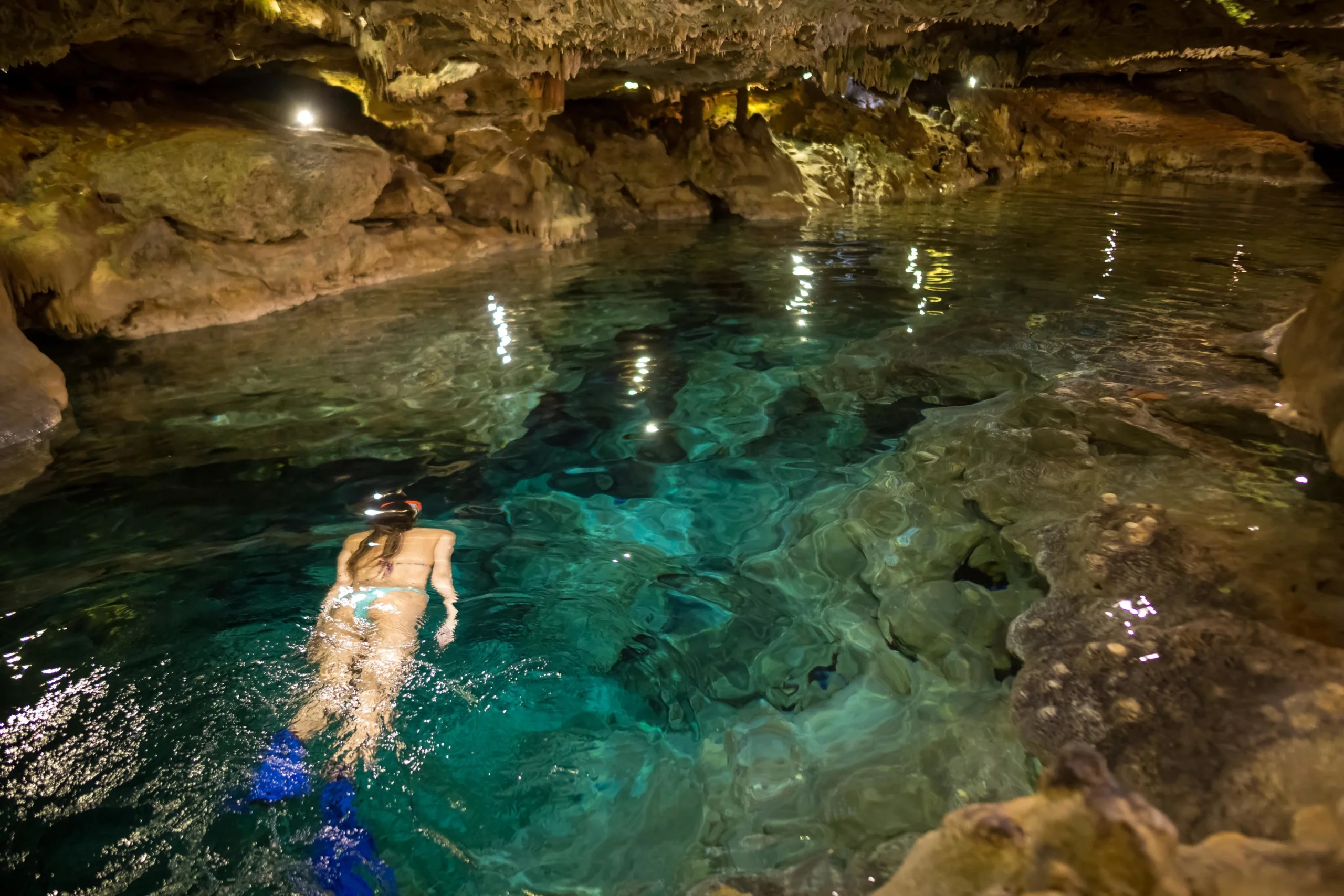 Cenote subterráneo de aguas cristalinas en el interior de Yucatán