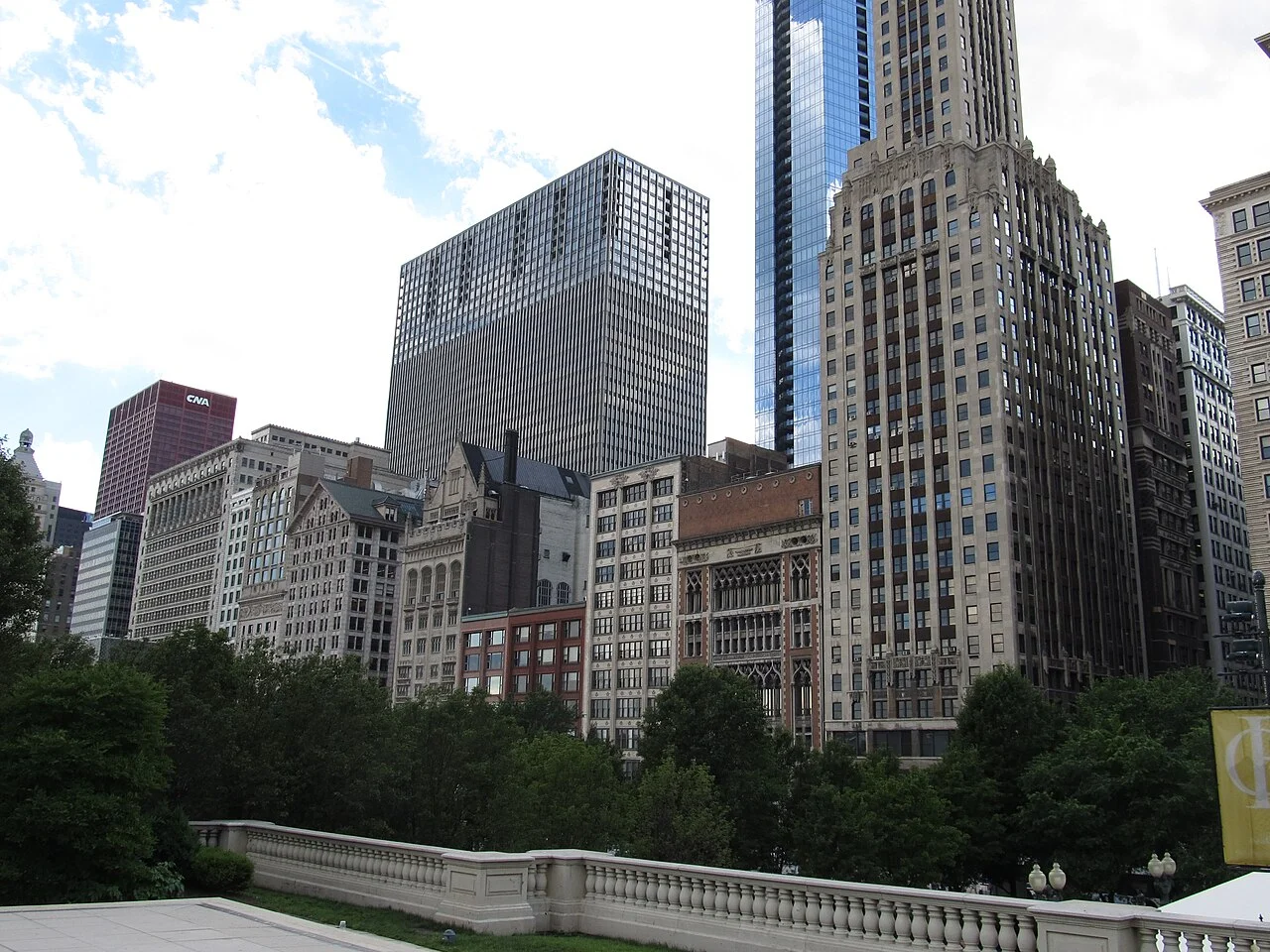 Rascacielos y edificios históricos de Michigan Avenue vistos desde la balaustrada de Millennium Park