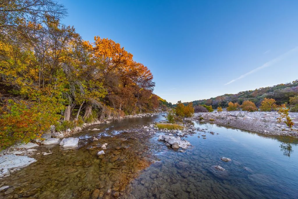 Río Pedernales entre rocas y vegetación en el Hill Country, cerca de Austin
