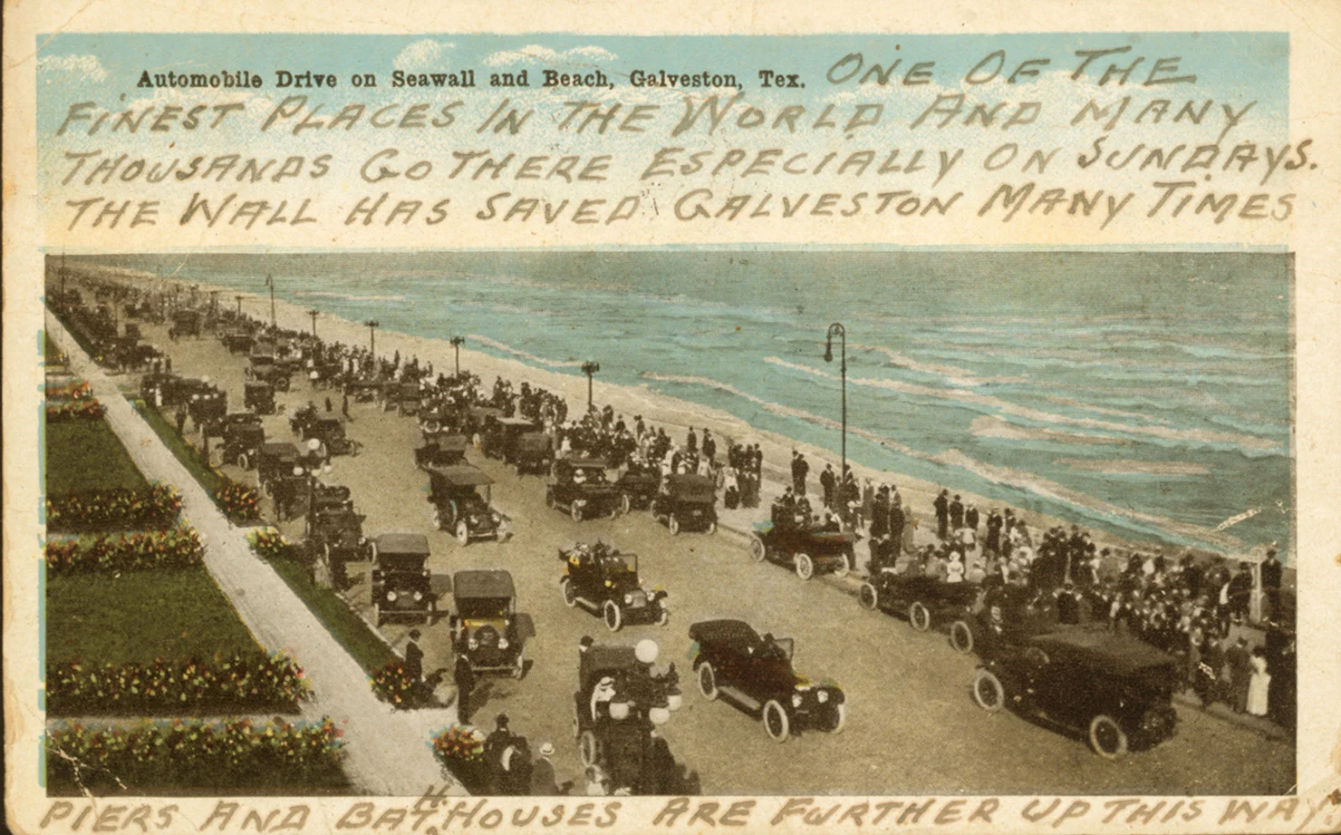 Postal antigua coloreada de autos clásicos circulando por el Seawall junto a la playa de Galveston