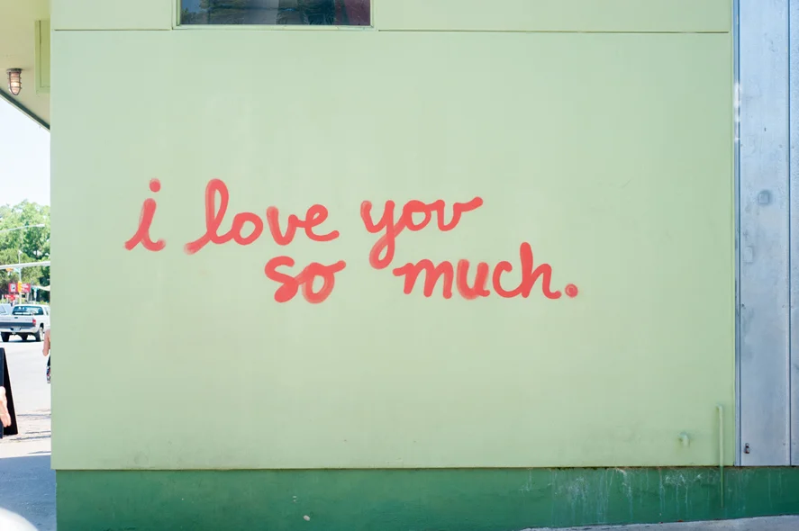 El mural I love you so much pintado en una pared de South Congress