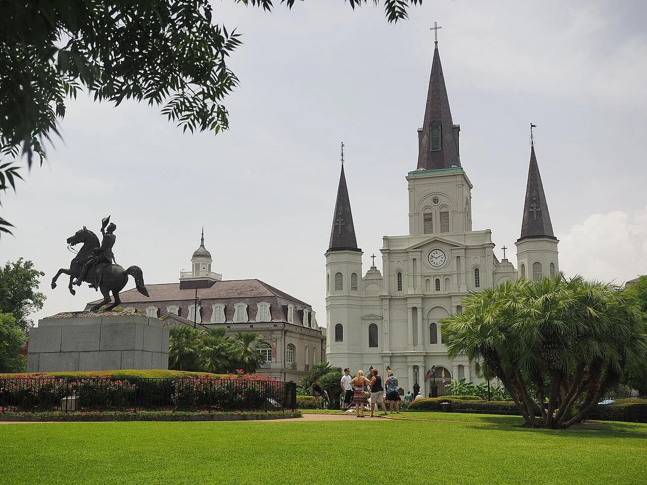 Estatua ecuestre de Andrew Jackson frente a la Catedral de San Luis en Jackson Square