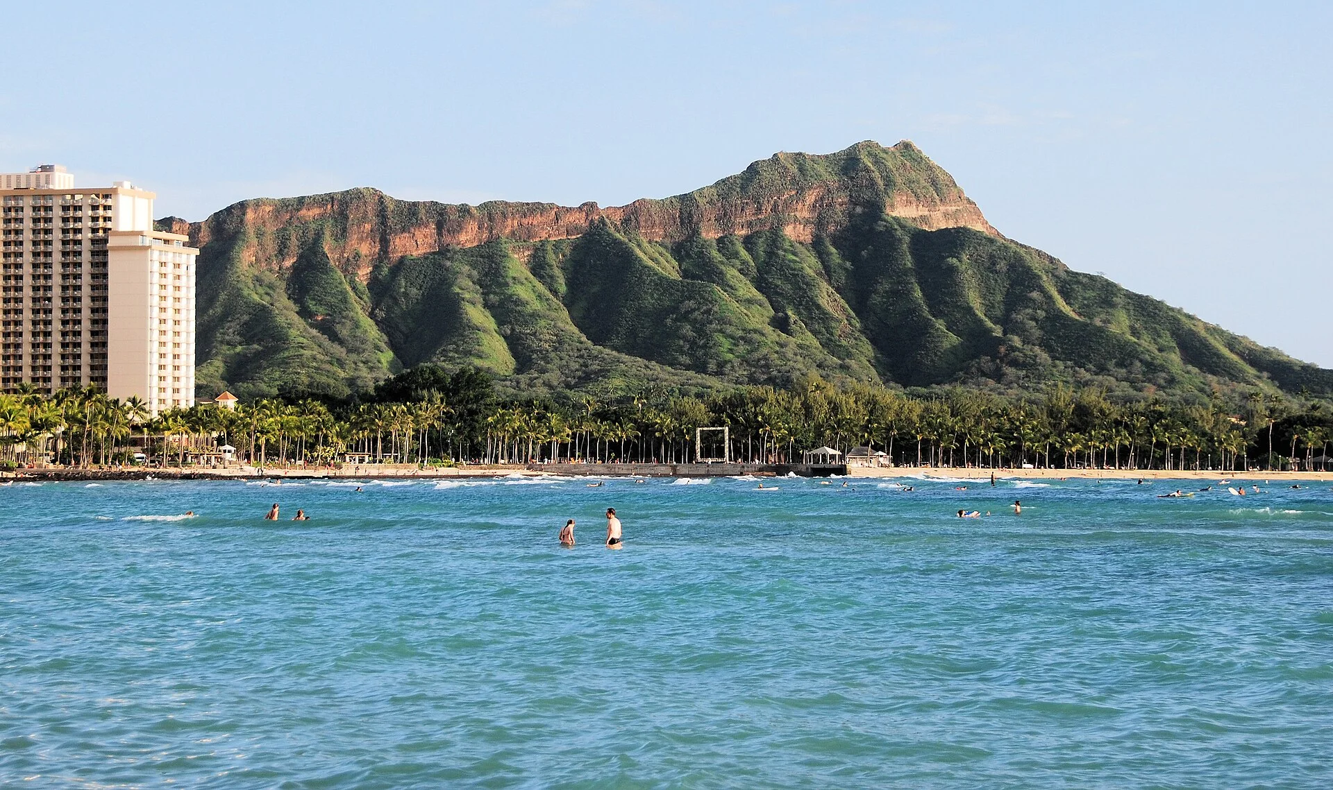 Diamond Head visto desde el agua de Waikiki, con bañistas y hoteles en la orilla