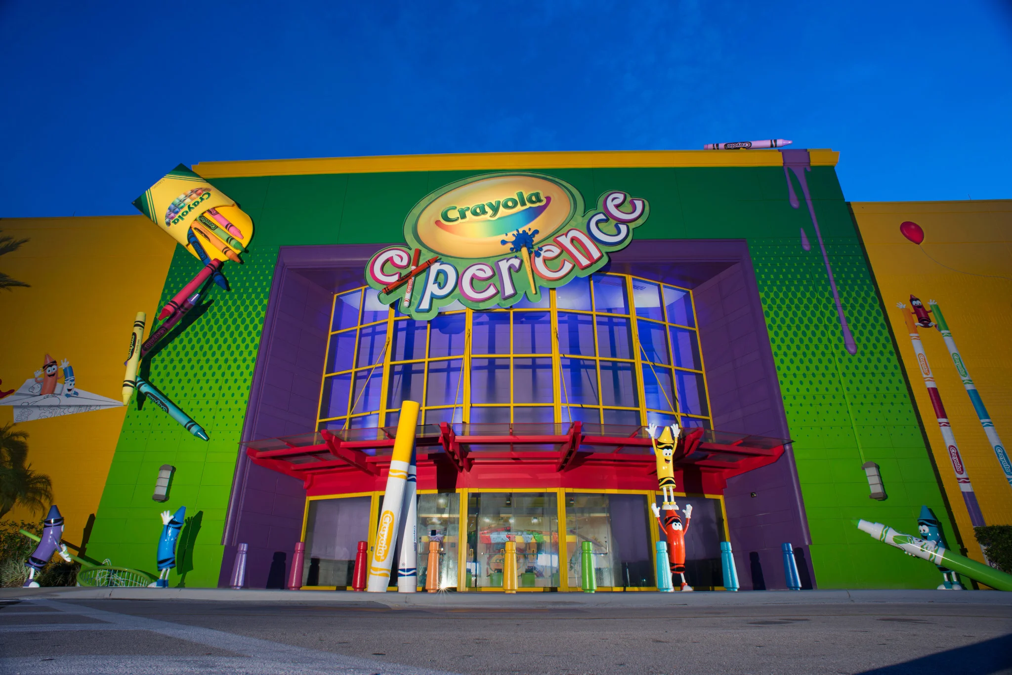 Fachada multicolor de Crayola Experience en Orlando con crayones gigantes decorando la entrada