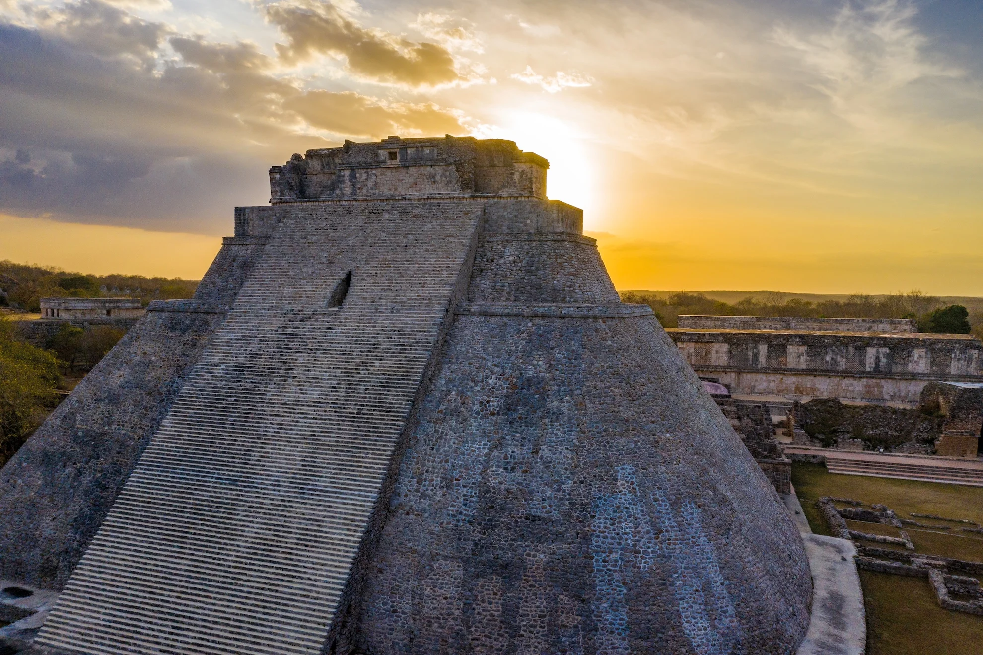 Atardecer sobre la Pirámide del Adivino en la zona arqueológica de Uxmal