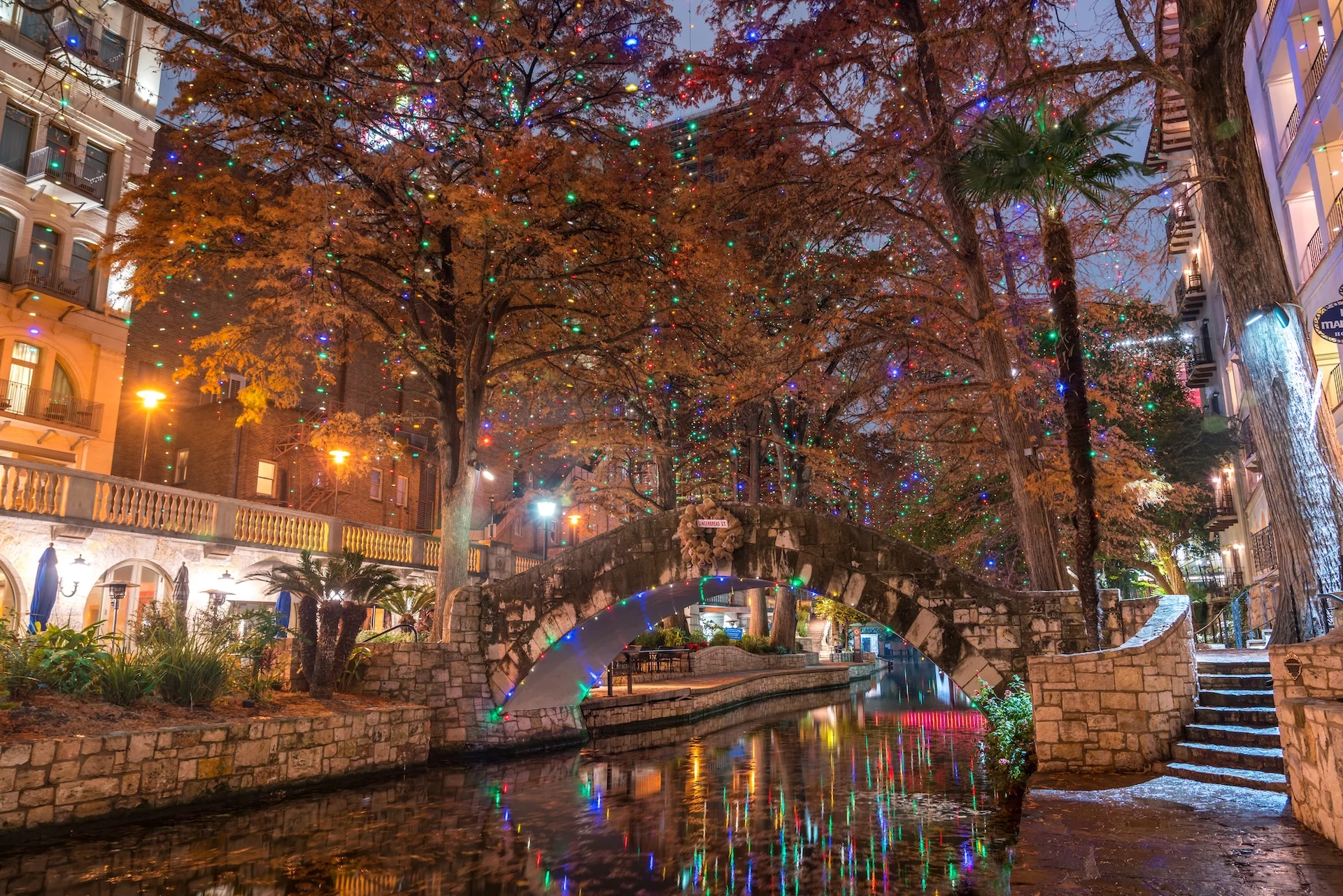 River Walk iluminado