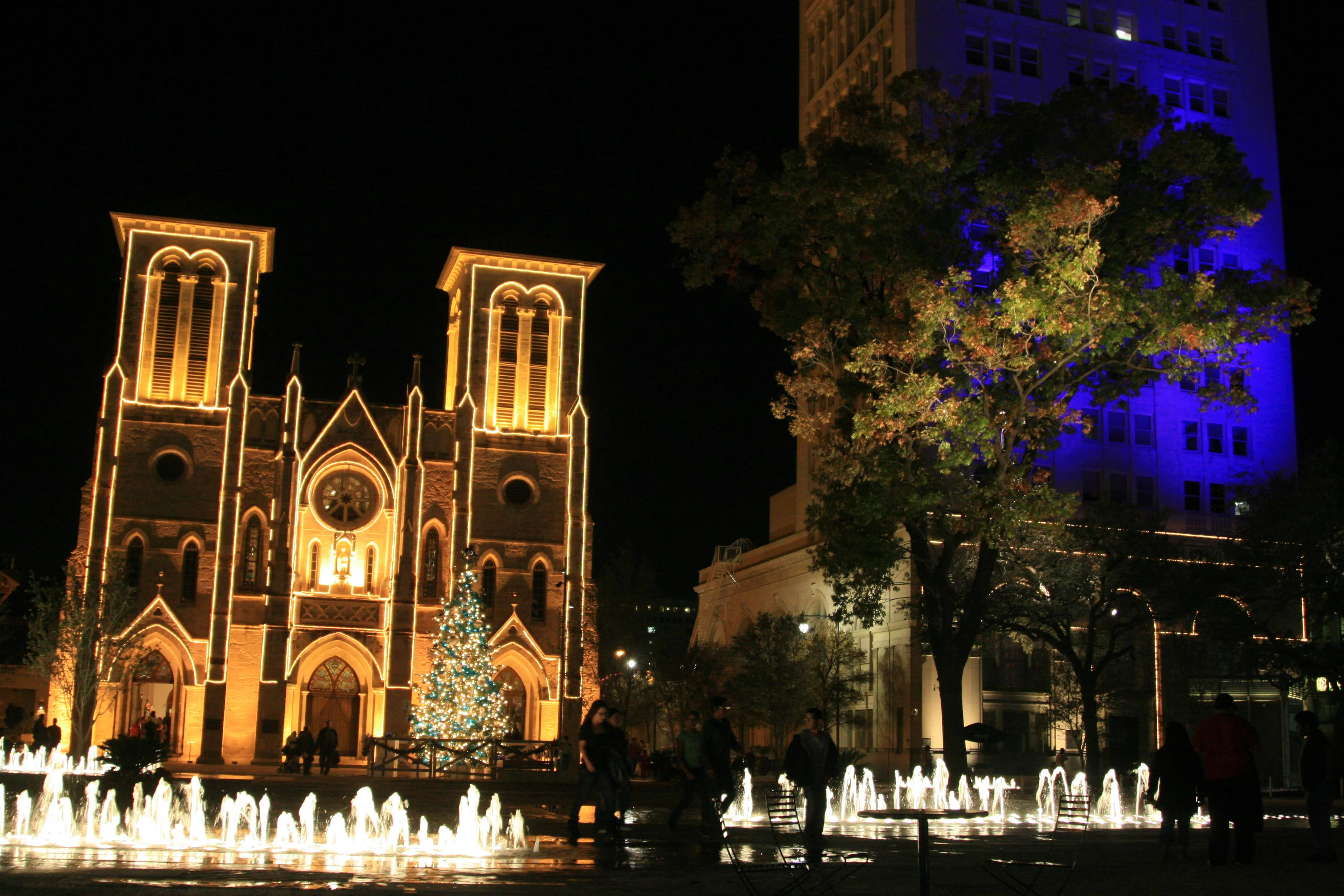Catedral de San Fernando iluminada de noche con árbol de Navidad y fuentes en la Plaza de Armas
